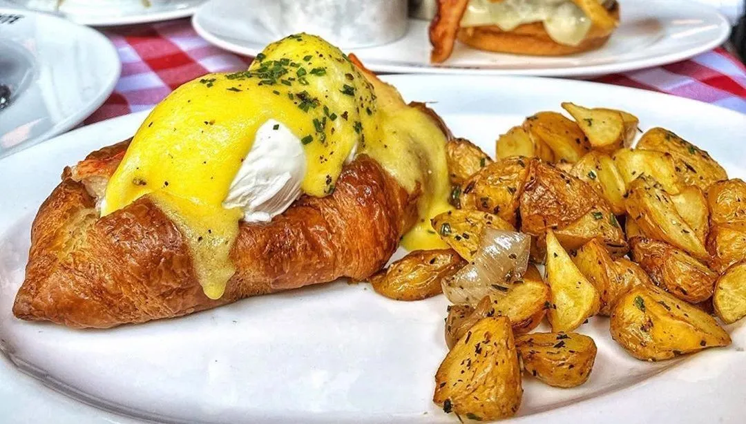 Egg benedict and potatoes